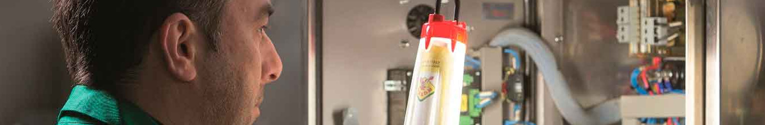 Enrouleur de câble ZECA avec lampe intégrée, fabriqué en Italie avec Dinamitek. AVVOLGICAVI CON LAMPADA ZECA SCOPRI IL MADE IN ITALY CON DINAMITEK