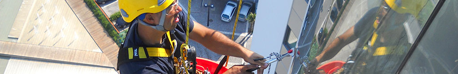 DINAMITEK PRESENTS ITS GUIDE TO PPE MAINTENANCE DINAMITEK PRESENTA LA GUIDA SULLA MANUTENZIONE DEI DPI